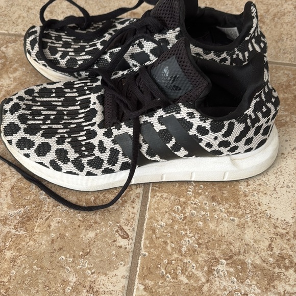 ADIDAS GYM SHOES - Picture 3 of 6